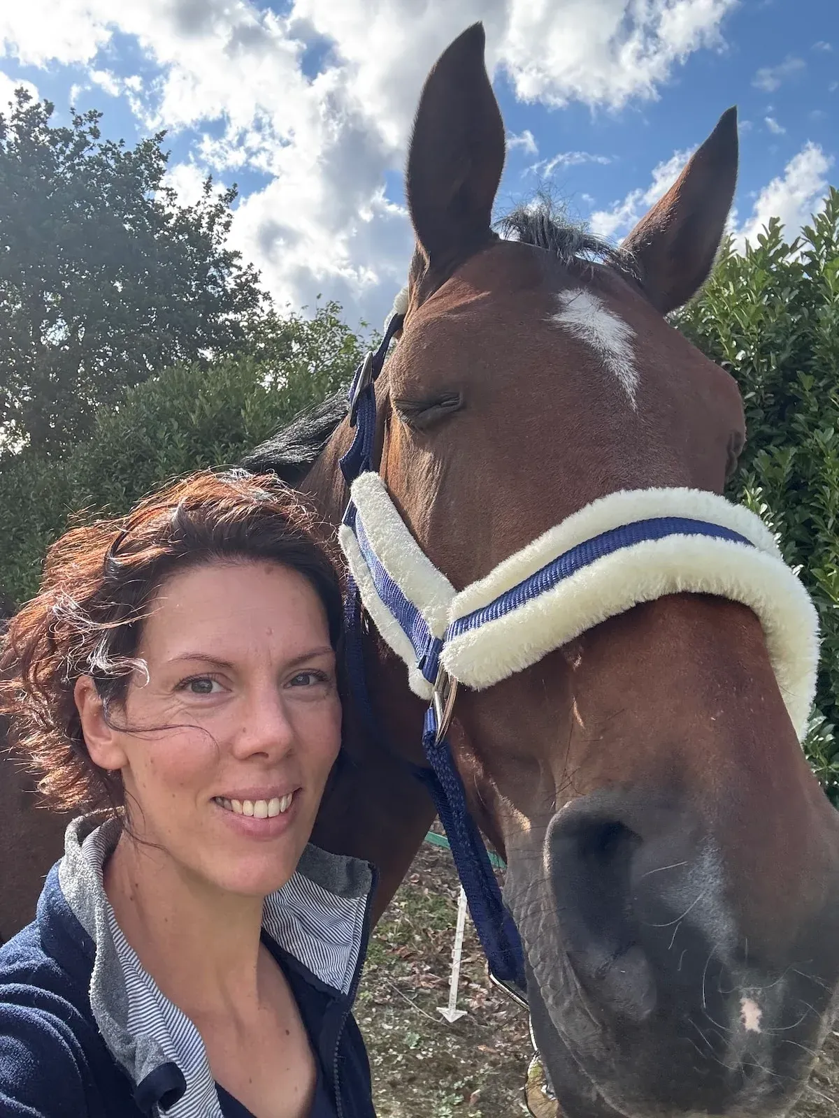 Marleen Mercedes Mörke mit ihrem Pferd – Konzept Pferd und Reiter